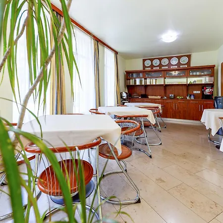 Oliver Nocleg ze śniadaniem 3*